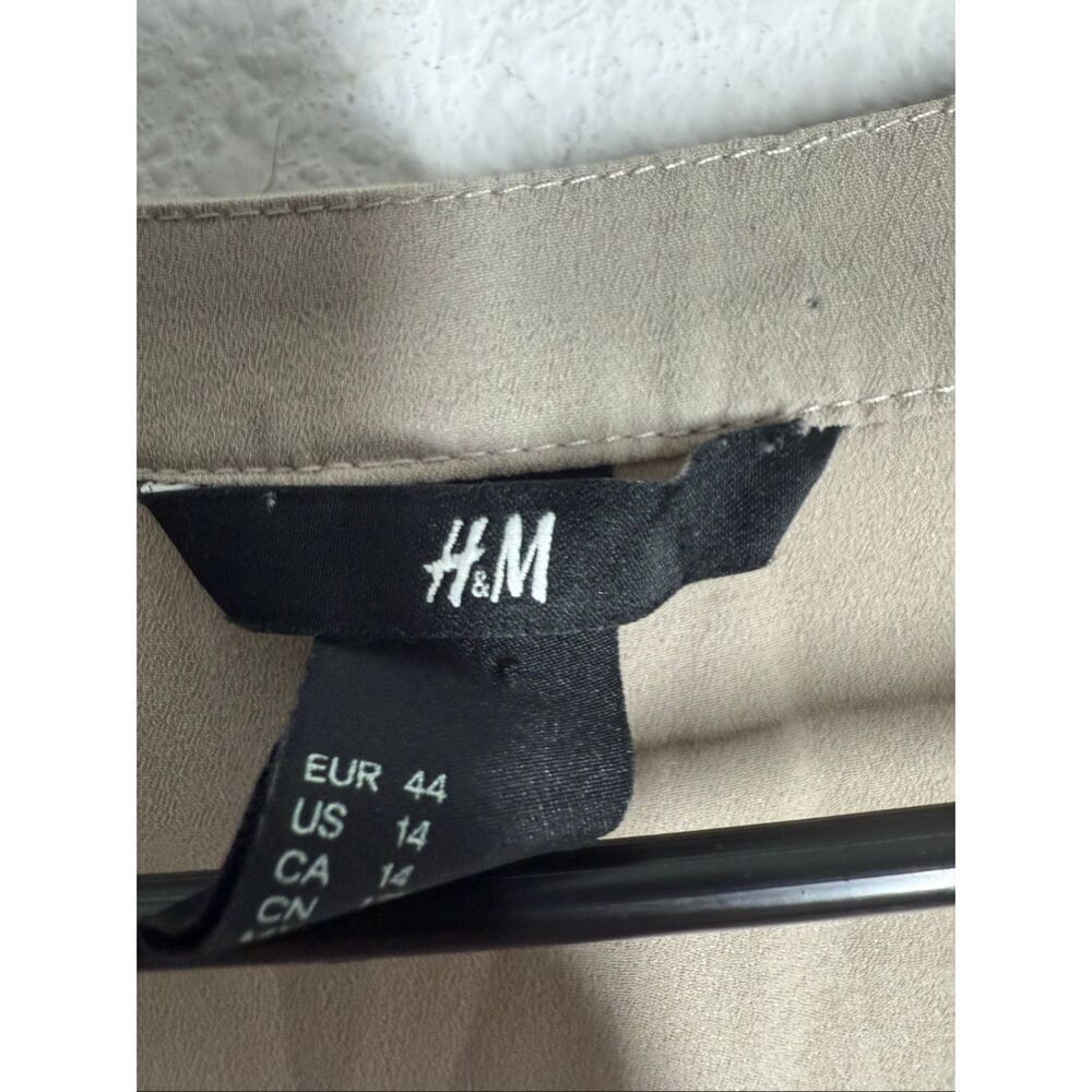 H&M Women’s Chiffon Vneck Blouse Tan Size 14 - Picture 4 of 10